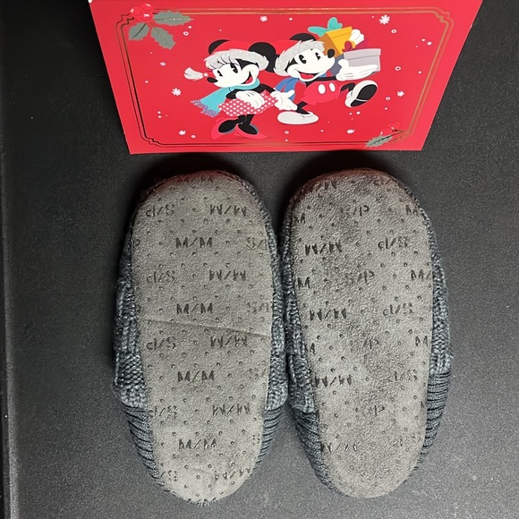 $5 ADD ON ITEMDark Grey Fluffy Home Slippers Kids Size M Foot Booties Girls NWOT - Picture 4 of 5